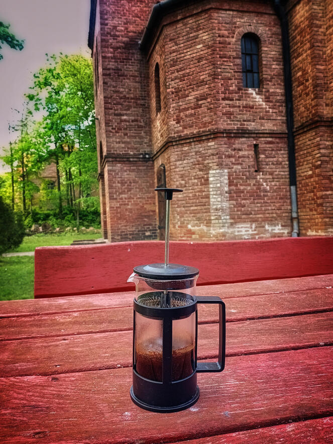 French press egy templomkertben