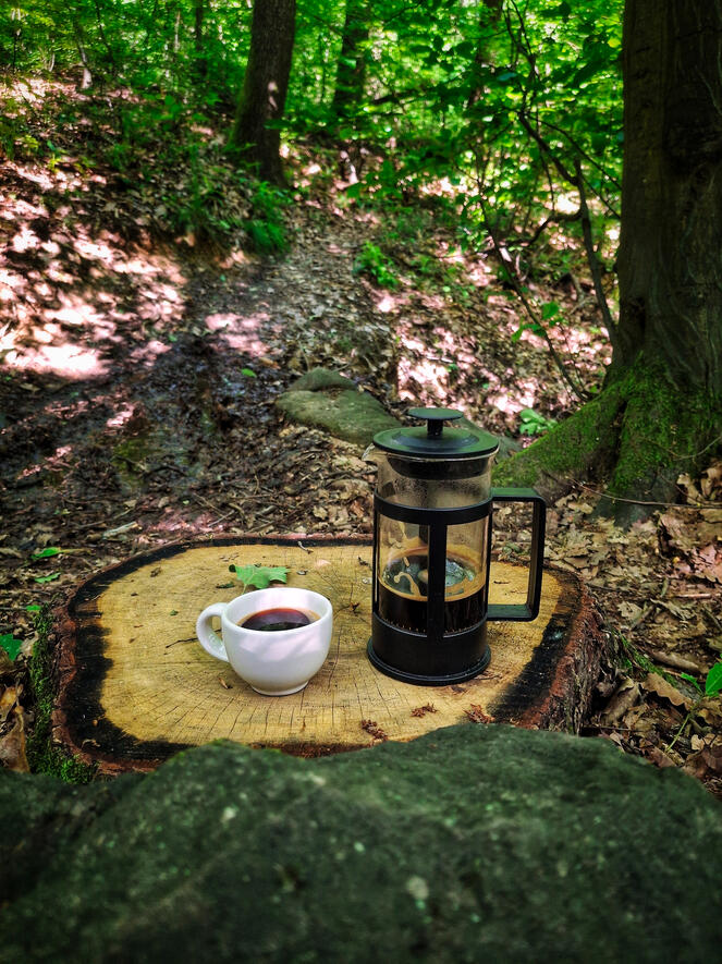 Kávé az ösvény szélén