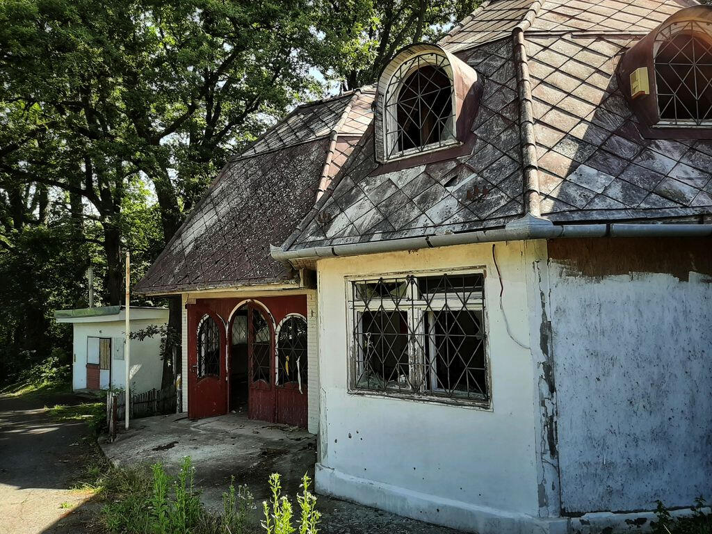 Tárt kapuk, betéglázott ajtók